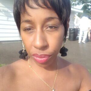 Hi! I'm Kinisha. Just a girl cleaning out her closet! 💕